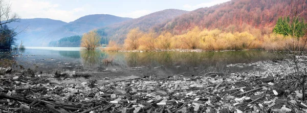 Garrafas na montanha reservatório — Fotografia de Stock