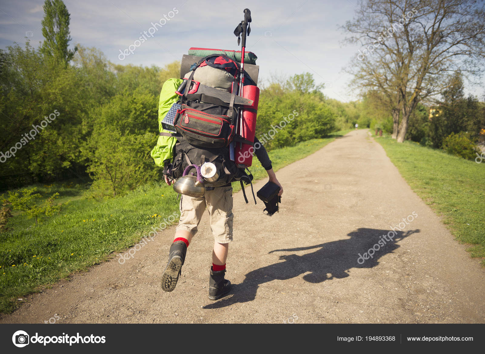 огромный рюкзак. походный рюкзак. туристы с большими рюкзаками. рюкзак альпинистский deuter 50л +10. туристский рюкзак.