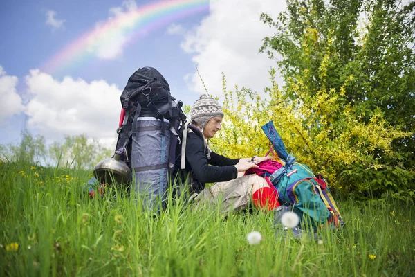 Tas ransel orang baru yang besar di pegunungan — Stok Foto