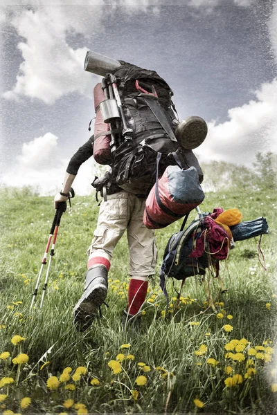 Tas ransel orang baru yang besar di pegunungan — Stok Foto