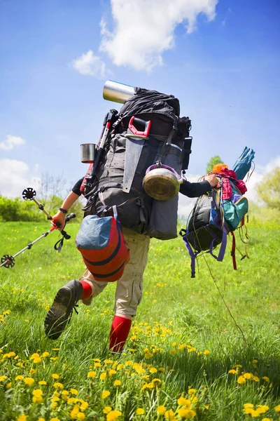 Huge novice backpack in the mountains — Stock Photo, Image