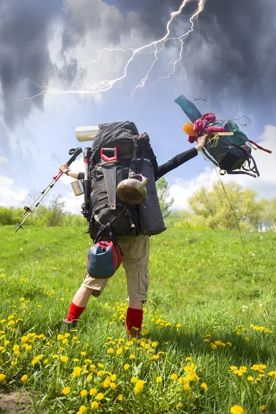 Obrovské začínajícího batoh v horách — Stock fotografie