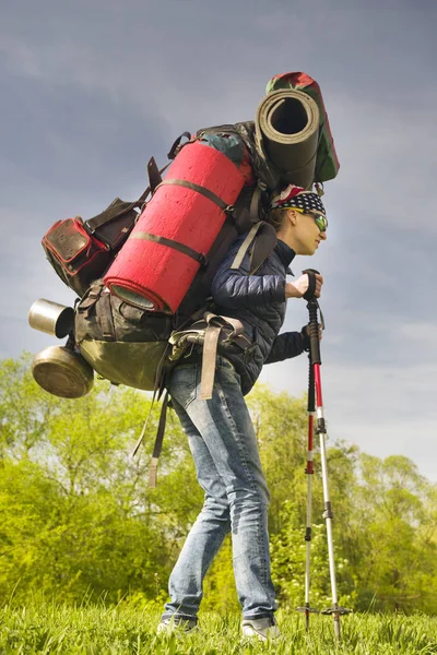 Tas ransel orang baru yang besar di pegunungan — Stok Foto