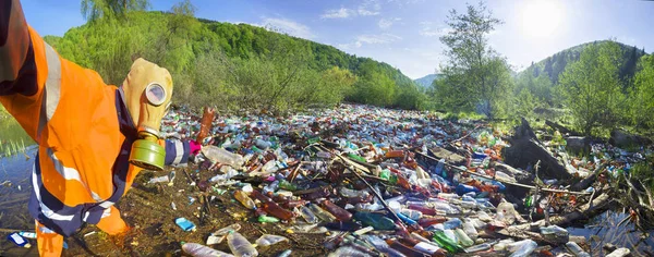 Spezialeinsatz zur Säuberung des Flusses von Schutt — Stockfoto