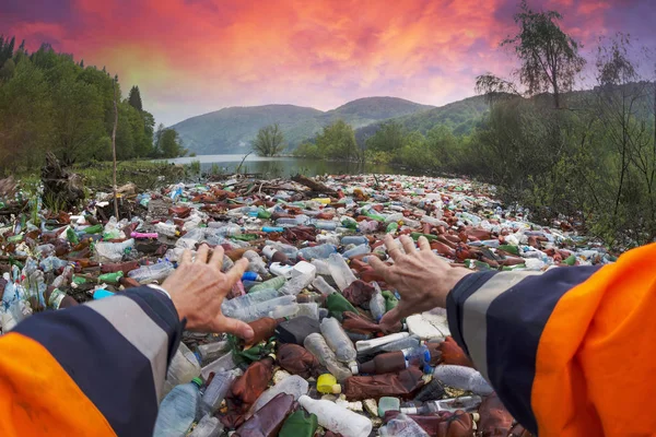 Spezialeinsatz zur Säuberung des Flusses von Schutt — Stockfoto