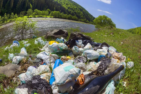 Speciell operation rensa upp floden av skräp — Stockfoto