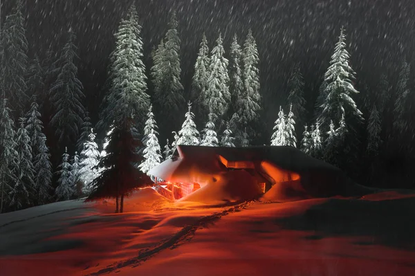 관광객을 피난처 우크라이나 Goverla의 중간으로 겨울에 사냥꾼 지붕에 눈사태 눈으로 — 스톡 사진