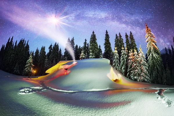 観光客のための避難所であり 火の途中でウクライナの Goverla の高山で冬にハンターが屋根に 雪崩のような雪で覆われている山小屋 — ストック写真