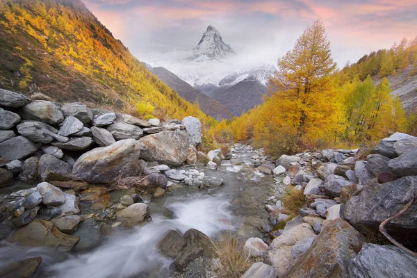 Matterhorn nad górskim potokiem w autumn — Zdjęcie stockowe