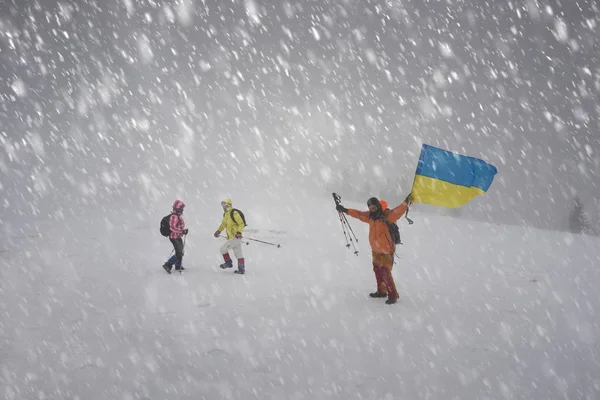 Touristes avec le drapeau de l'Ukraine — Photo