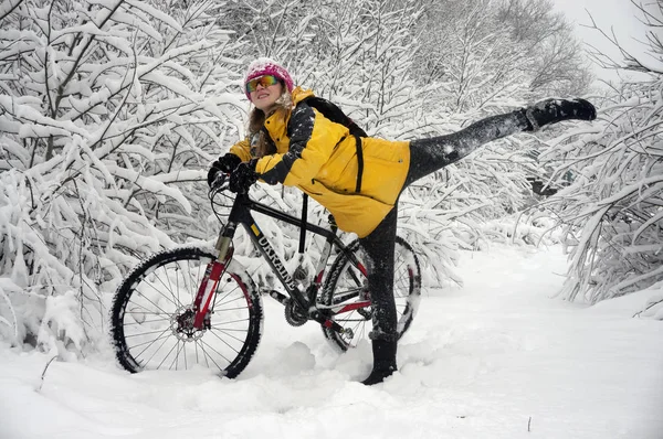 Μια βόλτα στο ποδήλατο χιονόπτωσης — Φωτογραφία Αρχείου
