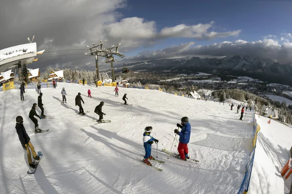 Zakopane 'de kayak yapan insanlar. — Stok fotoğraf