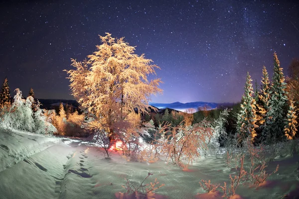 Iluminación de vacaciones en las montañas — Foto de Stock