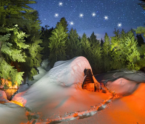 Casa cubierta de nieve de cuento de hadas en las montañas —  Fotos de Stock