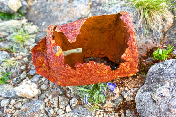 Fragmentos oxidados, balas en un dugout — Foto de Stock