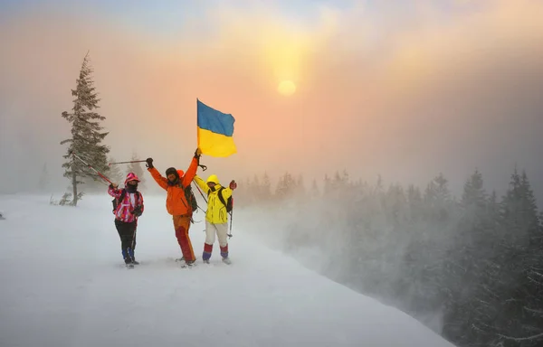 Toeristen met de vlag van Oekraïne — Stockfoto