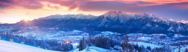 Zakopane på natten mot bakgrund av månen. — Stockfoto