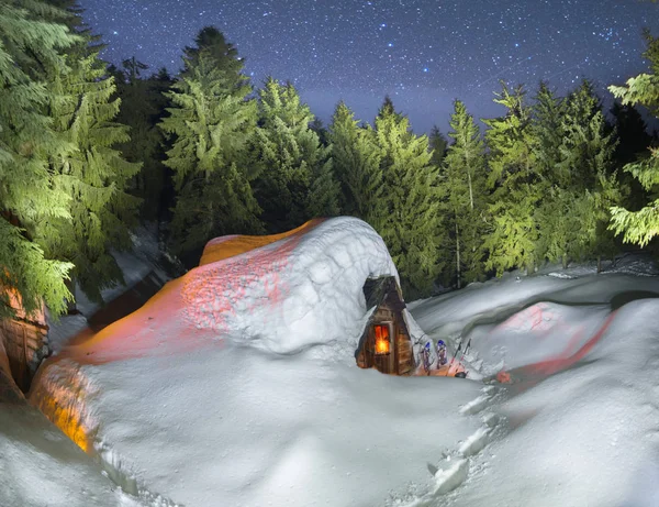 Maison de conte de fées couverte de neige dans les montagnes — Photo