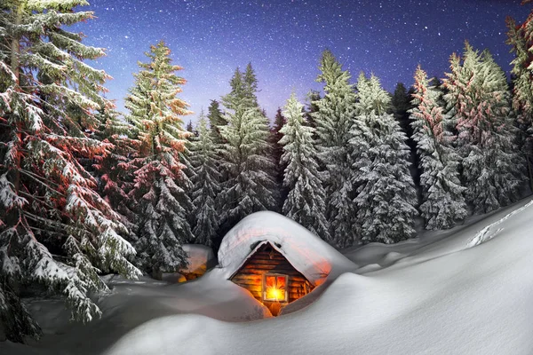 童话般的白雪覆盖在山上的房子 — 图库照片