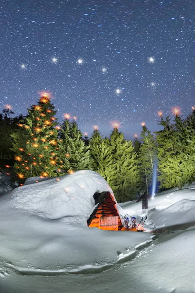 Sagolikt snötäckt hus i fjällen — Stockfoto