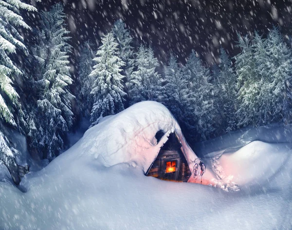 Casa cubierta de nieve de cuento de hadas en las montañas — Foto de Stock