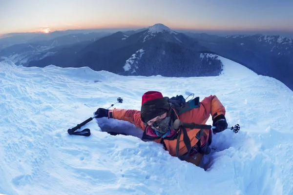 寒さの中の孤独な登山家 — ストック写真