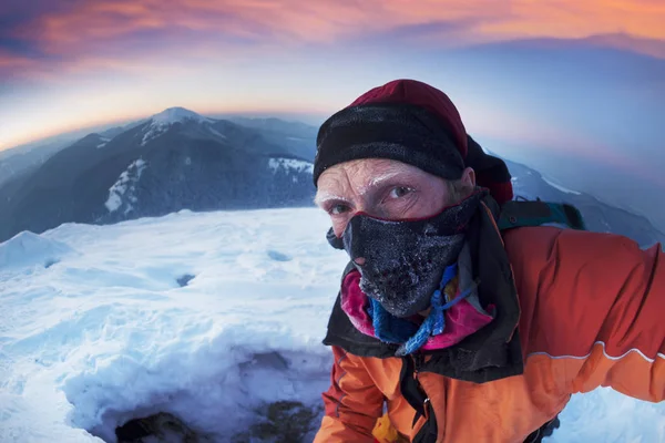 寒さの中の孤独な登山家 — ストック写真