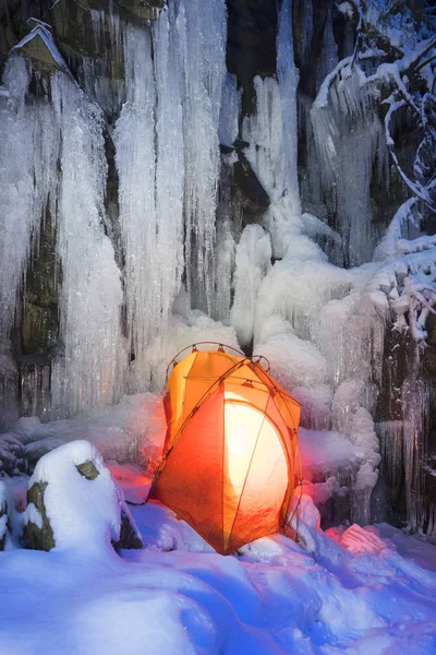 Tent under the icefall. — Stock Photo, Image