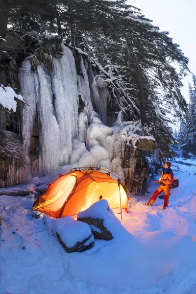 Namiot pod lodem. — Zdjęcie stockowe