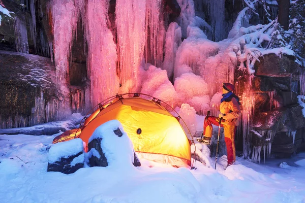 Tienda debajo de la cascada de hielo . —  Fotos de Stock