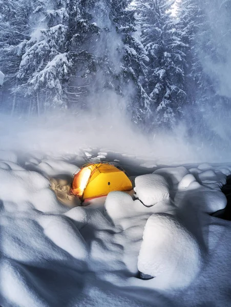 Viaje turístico en un cañón nevado . — Foto de Stock