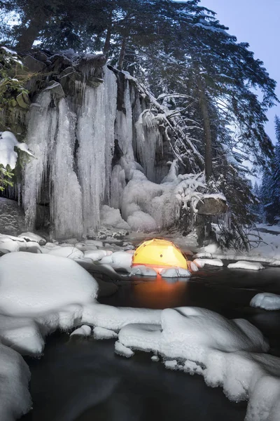 Viagem turística em um desfiladeiro nevado . — Fotografia de Stock