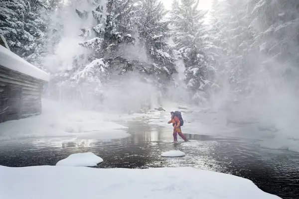 눈덮인 협곡을 여행하는 관광객들. — 스톡 사진