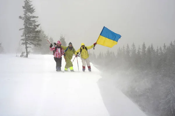 Toeristen met de vlag van Oekraïne — Stockfoto