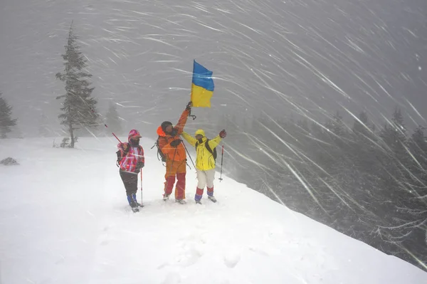 Ukrayna bayrağı taşıyan turistler — Stok fotoğraf