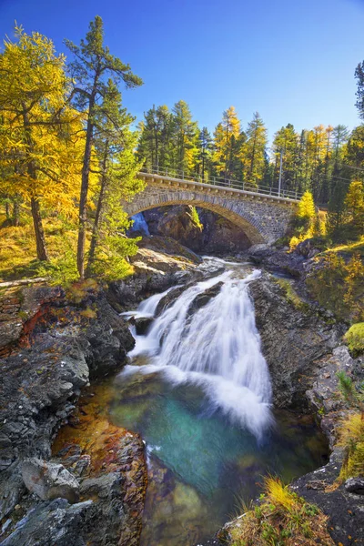 Eisenbahnbrücke über den Wasserfall — Stockfoto