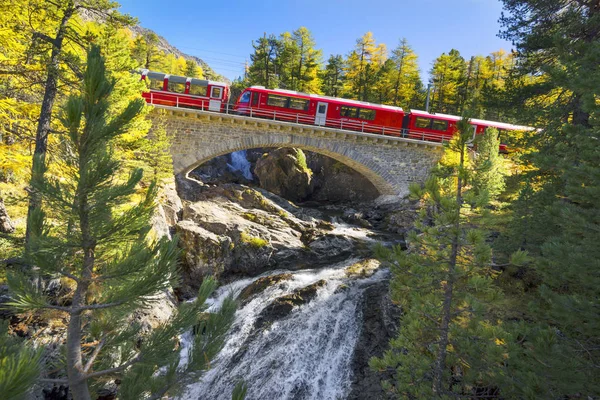 Bernina Express a Morteratsch hídon — Stock Fotó