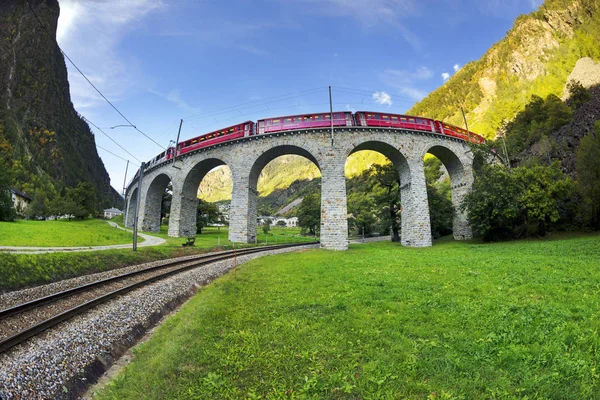 브라 치오 다리 고가교, 라에 티 철도를 잇는 열차 — 스톡 사진