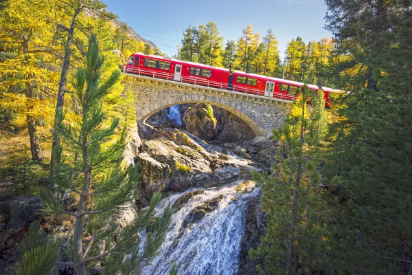Bernina Express na mostě Morteratsch — Stock fotografie