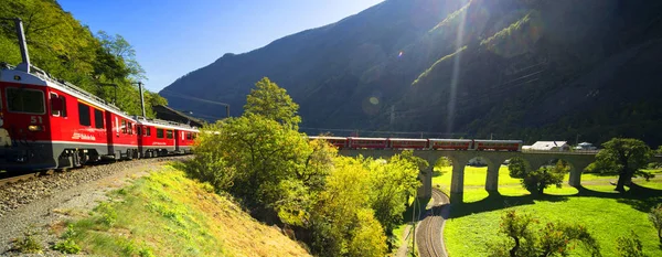 Brusio (Bruzio) Brücke Viadukt, Zug der Rhätischen Bahn Stockbild