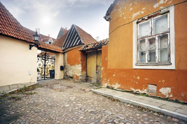 Velhas muralhas arruinadas de Tallinn — Fotografia de Stock