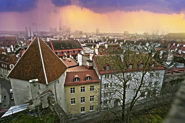 Strade della vecchia Tallinn — Foto Stock