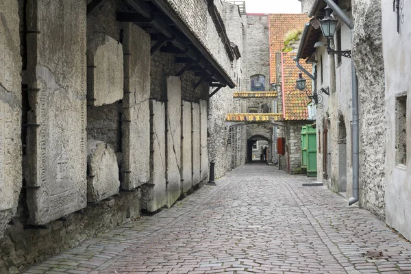 Antiche lastre cimiteriali della vecchia Tallinn — Foto Stock