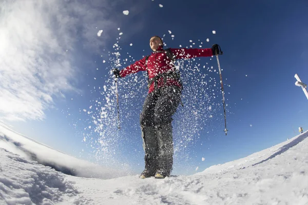 Ragazza salta gioiosamente in cima . — Foto Stock