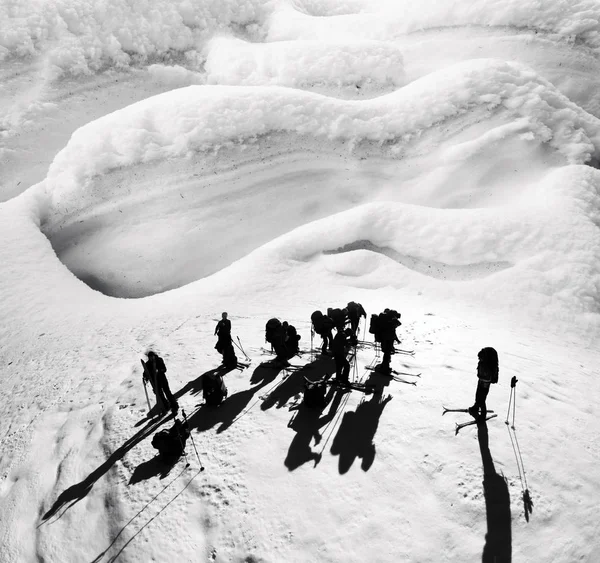 山頂には雪が積もっています。 — ストック写真