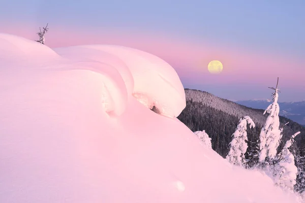 La cornisa de nieve en la parte superior —  Fotos de Stock