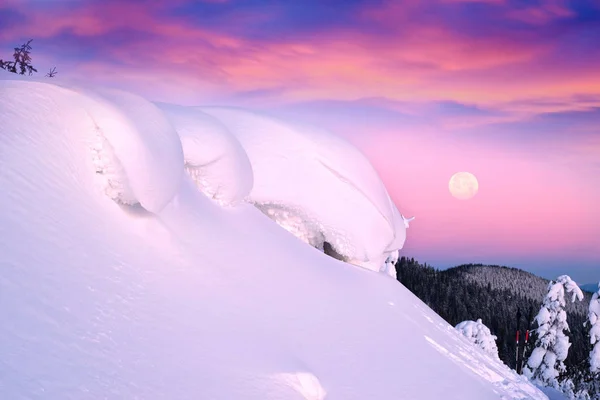 Snön cornice på toppen — Stockfoto