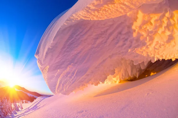 La cornice di neve in cima — Foto Stock