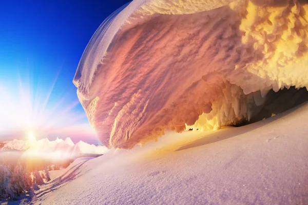 Η κορνίζα χιονιού στην κορυφή — Φωτογραφία Αρχείου