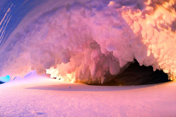 A cornija de neve no topo — Fotografia de Stock